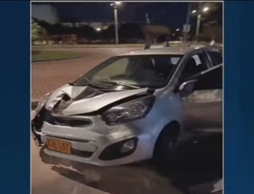 Conductor de aplicación fue víctima de hurto de vehículo y delincuentes terminaron chocando en Suba