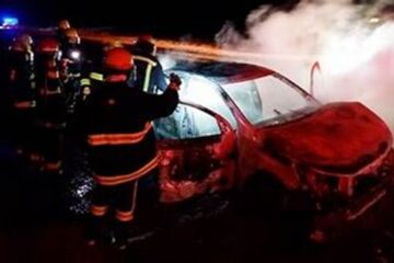 Vehículo quedó reducido a cenizas tras incendio en la vía Cota–Suba, sector La Conejera