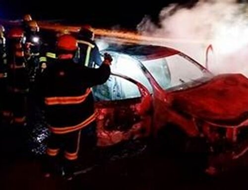 Vehículo quedó reducido a cenizas tras incendio en la vía Cota–Suba, sector La Conejera