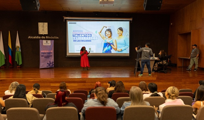 100 mujeres llegan a los pitch de Talentos 2026