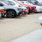 Movilidad empieza a marcar con stickers los carros mal parqueados en Bogotá