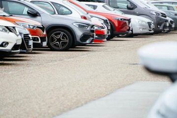 Movilidad empieza a marcar con stickers los carros mal parqueados en Bogotá