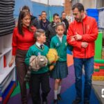 Alcalde Galán defiende nuevas restricciones al uso de celulares en colegios de Bogotá