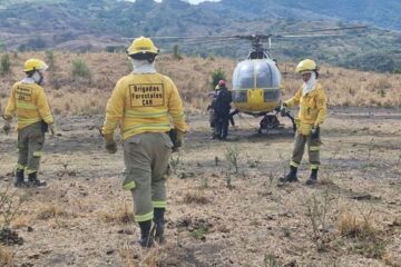 CAR despliega 37.000 galones de agua contra incendios forestales en Cundinamarca
