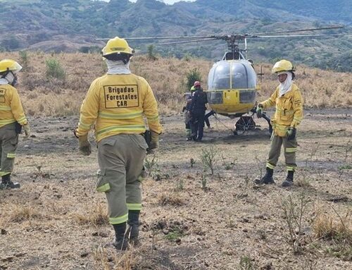 CAR despliega 37.000 galones de agua contra incendios forestales en Cundinamarca