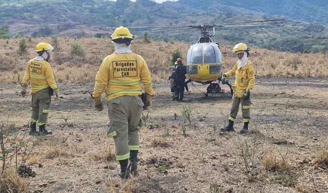 CAR despliega 37.000 galones de agua contra incendios forestales en Cundinamarca