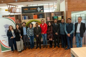 Biblioteca Julio Mario Santo Domingo, en Suba, recibe 346 libros donados por la Embajada de la India