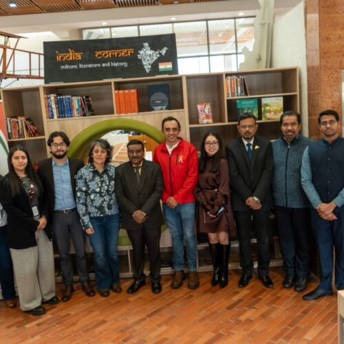 Biblioteca Julio Mario Santo Domingo, en Suba, recibe 346 libros donados por la Embajada de la India