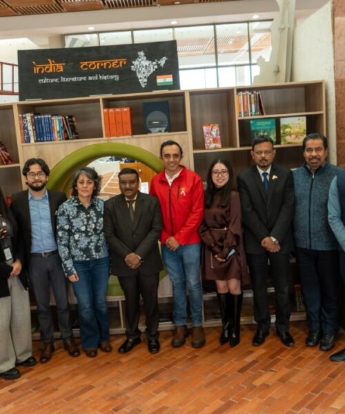 Biblioteca Julio Mario Santo Domingo, en Suba, recibe 346 libros donados por la Embajada de la India