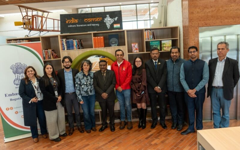 Biblioteca Julio Mario Santo Domingo, en Suba, recibe 346 libros donados por la Embajada de la India