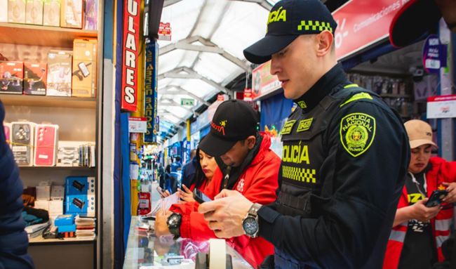 Operativo en establecimientos de Usaquén: siete locales cerrados, armas, licor y cigarrillos incautados