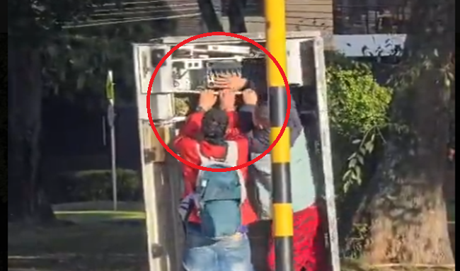 Capturan a dos hombres tras ser sorprendidos robando equipos de telecomunicaciones en Usaquén