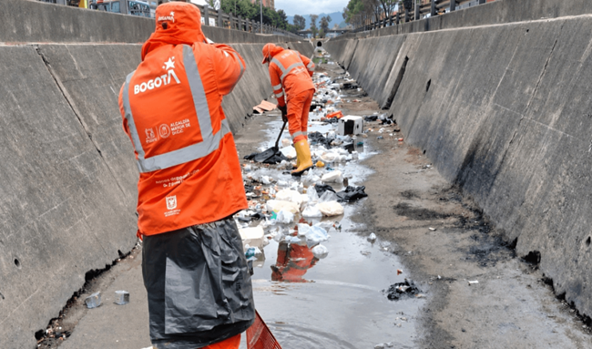 Más de 51.000 toneladas de residuos retirados de canales y ríos en Bogotá