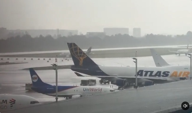 Fuerte tormenta obliga a suspender temporalmente vuelos en el aeropuerto El Dorado