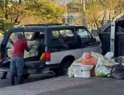 Denuncian arrojo de escombros sobre un andén peatonal en la autopista Norte con calle 137, en Usaquén