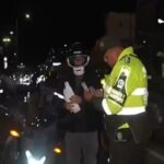 400 policías vigilan la restricción a motos en Bogotá: 49 comparendos durante los controles.