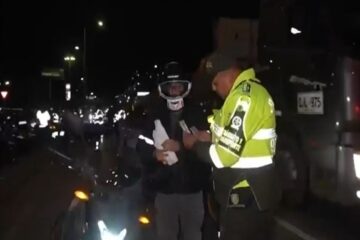 400 policías vigilan la restricción a motos en Bogotá: 49 comparendos durante los controles.