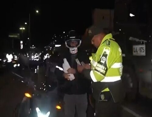 400 policías vigilan la restricción a motos en Bogotá: 49 comparendos durante los controles.
