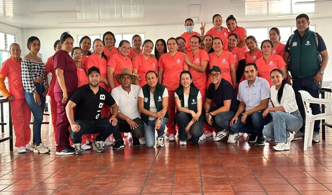 Manipuladoras del PAE en Soatá reciben dotación para preparar los alimentos de 1.372 estudiantes