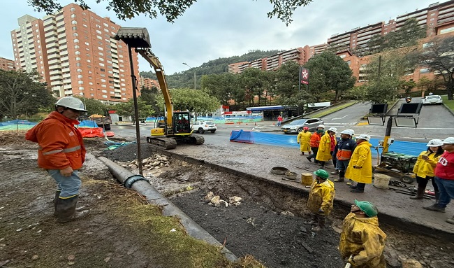 La emergencia se registró en la noche del jueves 8 de octubre. La fuga fue controlada y los trabajos de reparación se extendieron durante la noche y la madrugada. El restablecimiento del servicio está previsto para después del mediodía de este viernes. Una emergencia en la red matriz del acueducto dejó sin servicio de agua potable a varios sectores del norte de Bogotá, luego de que se presentara un daño en una tubería de 20 pulgadas, ubicada en el separador central de la carrera Séptima con calle 123A. De acuerdo con la información entregada, el incidente ocurrió el jueves 8 de octubre, sobre las 7:30 de la noche. Tras conocer la situación, el alcalde mayor de Bogotá, Carlos Fernando Galán, dio instrucciones a las entidades correspondientes para atender la contingencia y avanzar en la solución de la emergencia. En la atención participaron la Empresa de Acueducto y Alcantarillado de Bogotá (EAAB), el Cuerpo Oficial de Bomberos, la Secretaría Distrital de Movilidad, el Instituto de Desarrollo Urbano (IDU) y el contratista encargado de la obra. Fuga fue controlada en menos de dos horas Sobre las 8:50 de la noche, los equipos de emergencia lograron controlar la fuga e iniciaron las labores de reparación de la tubería afectada. Los trabajos continuaron durante toda la noche y la madrugada de este viernes 9 de octubre, con intervenciones en la línea matriz nororiental para solucionar el daño, teniendo en cuenta las condiciones de presión a las que está sometida la infraestructura durante su operación. ¿Qué sectores están sin servicio de agua? Como consecuencia de la contingencia, fue necesario suspender temporalmente el suministro de agua potable en el área comprendida entre la calle 119 y la calle 198, entre la carrera Séptima y la carrera Décima Este. La interrupción afecta a residentes, establecimientos comerciales y otras actividades que dependen del servicio en este sector del norte de la capital. Habilitan carrotanques para atender a la comunidad Para mitigar las afectaciones durante la suspensión del servicio, se dispuso el suministro de agua potable mediante carrotanques, que pueden solicitarse a través de la Acualínea 116. La atención tendrá prioridad para clínicas y lugares con alta concentración de personas, con el propósito de garantizar el abastecimiento durante el tiempo que duren las labores de reparación. ¿A qué hora regresará el agua? Según el pronóstico entregado, se espera que el servicio de agua potable comience a restablecerse después del mediodía de este viernes 9 de octubre, una vez finalicen los trabajos y se avance en la recuperación de las condiciones normales de operación de la red. Mientras tanto, se recomienda a los usuarios hacer un uso racional del agua disponible y mantenerse atentos a los reportes oficiales de la Empresa de Acueducto y Alcantarillado de Bogotá sobre la evolución de la emergencia y la normalización del servicio.