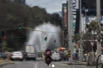 Gran fuga de agua en Chapinero: habitantes piden atención urgente del Acueducto