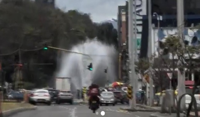 Gran fuga de agua en Chapinero: habitantes piden atención urgente del Acueducto