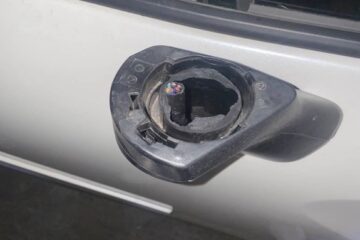 En segundos se llevó el espejo de una camioneta: así quedó grabado el hurto en Granada Norte, Suba