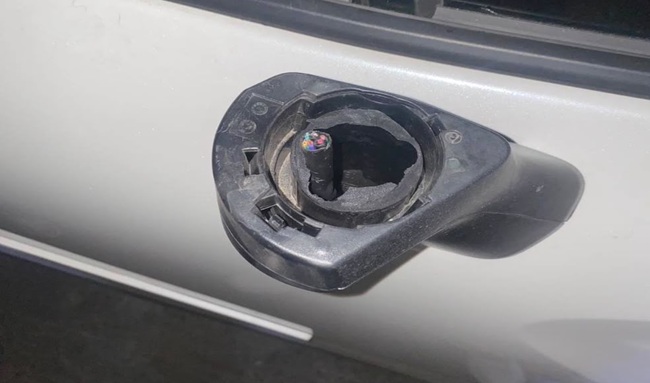 En segundos se llevó el espejo de una camioneta: así quedó grabado el hurto en Granada Norte, Suba