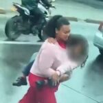 Peligroso cruce: mujer atravesó la NQS con una niña en brazos