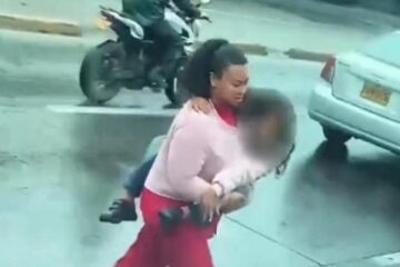Peligroso cruce: mujer atravesó la NQS con una niña en brazos
