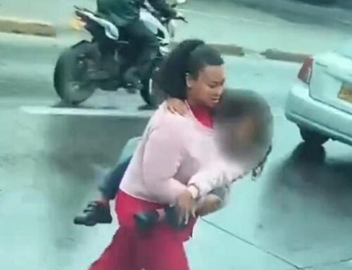 Peligroso cruce: mujer atravesó la NQS con una niña en brazos
