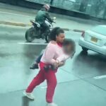 Peligroso cruce: mujer atravesó la NQS con una niña en brazos
