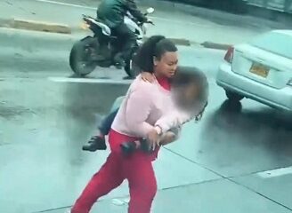 Peligroso cruce: mujer atravesó la NQS con una niña en brazos