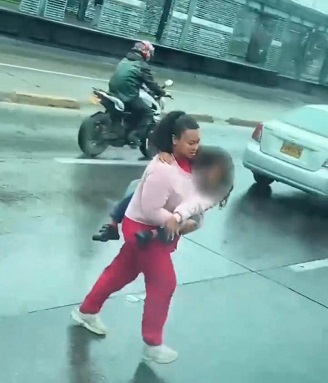 Peligroso cruce: mujer atravesó la NQS con una niña en brazos