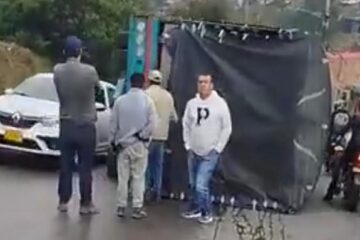 Volcamiento de camión tipo turbo en Ciudad Bolívar genera congestión vehicular este viernes