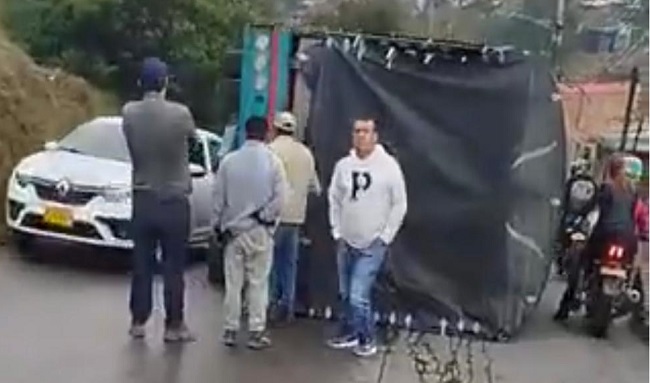 Volcamiento de camión tipo turbo en Ciudad Bolívar genera congestión vehicular este viernes