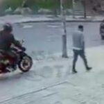 ¡En moto y sobre el andén! Así le robaron el celular a un peatón en Bogotá