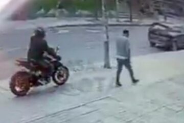 ¡En moto y sobre el andén! Así le robaron el celular a un peatón en Bogotá