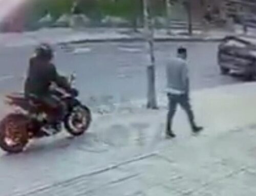¡En moto y sobre el andén! Así le robaron el celular a un peatón en Bogotá