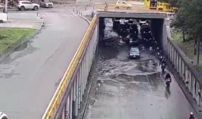 Fuertes lluvias inundan deprimido de la calle 100 y complican la movilidad en Bogotá