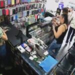 ¡Robo en Santa Mónica! Distrajeron a trabajadora bancaria y huyeron con una millonaria suma
