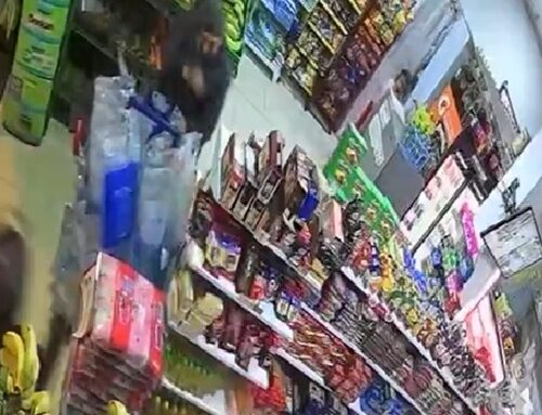 VIDEO | Empleado se enfrentó a dos ladrones armados en supermercado de Suba Tuna Alta