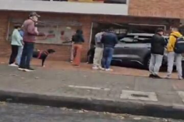 Video: Vehículo chocó contra un establecimiento comercial en Usaquén
