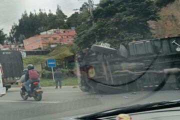 Volcamiento de camión genera alerta vial en la vía Bogotá-Tunja