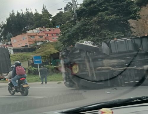 Volcamiento de camión genera alerta vial en la vía Bogotá-Tunja