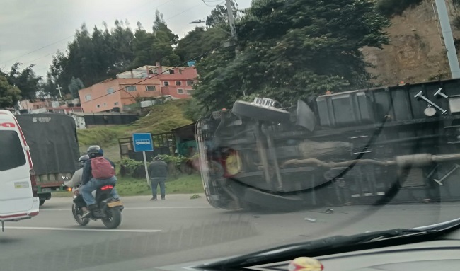 Volcamiento de camión genera alerta vial en la vía Bogotá-Tunja.
