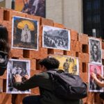 Protesta frente al Museo Nacional: jóvenes exhiben copias de las obras retiradas por el Gobierno