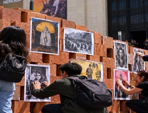 Protesta frente al Museo Nacional: jóvenes exhiben copias de las obras retiradas por el Gobierno