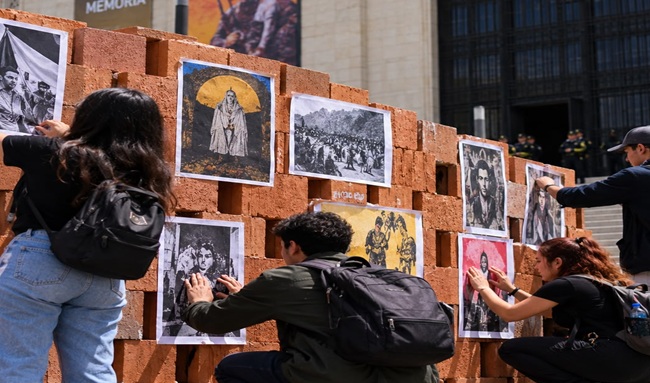 Protesta frente al Museo Nacional: jóvenes exhiben copias de las obras retiradas por el Gobierno