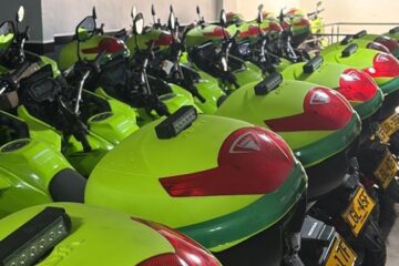 El alcalde César Salamanca y el Coronel Julio César Botero Acevedo lideran entrega de vehículos y motos para fortalecer la seguridad en Suba